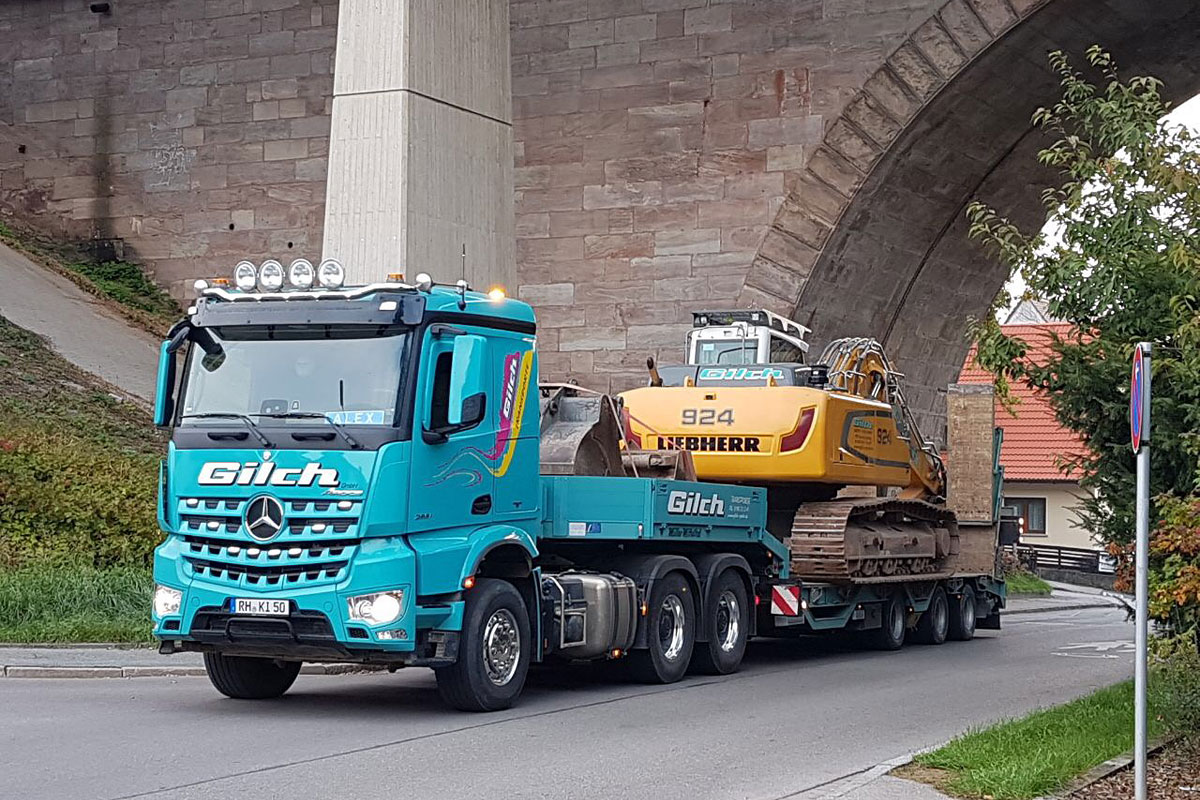 Transport unter Brücke